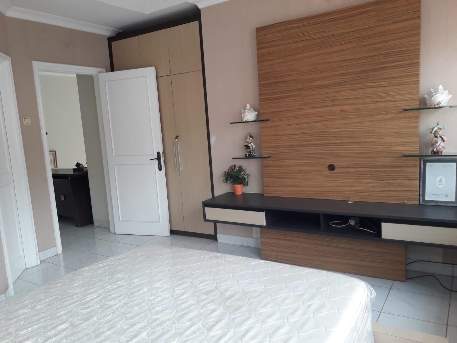 Rumah Disewakan Fully Furnished di Taman Menteng Lippo Cikarang